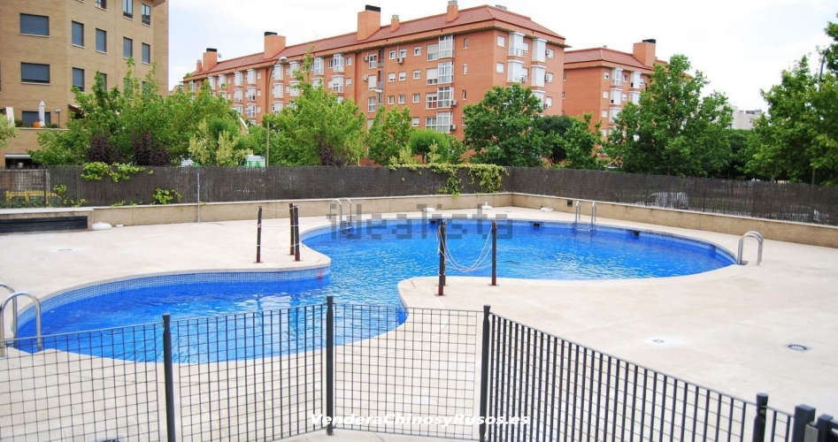 ¿Quieres vivir o invertir cerca de zonas verdes y amplias avenidas en una de las mejores zonas de Madrid? Este piso de 110 m2 en la zona Usera-Carabanchel es ideal.