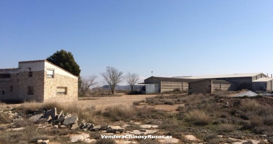 Vender a Chinos Nave industrial y casa rural en catalunya